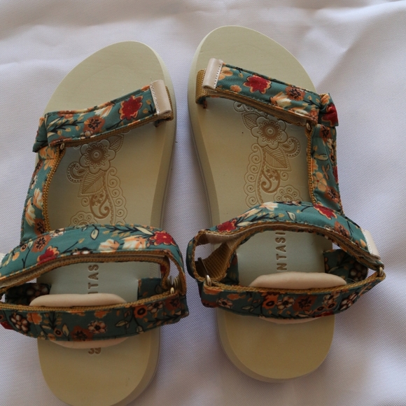 New Floral Sandals (8) - Picture 2 of 2